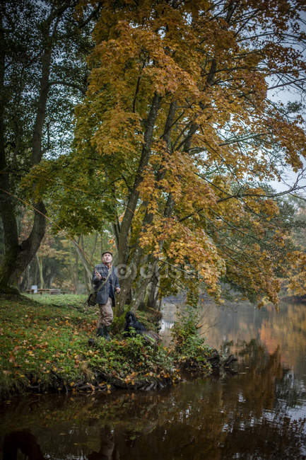 Pêche de l'homme dans la rivière, orientation sélective — Photo de stock