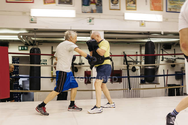 Hombres mayores de boxeo, enfoque selectivo - foto de stock