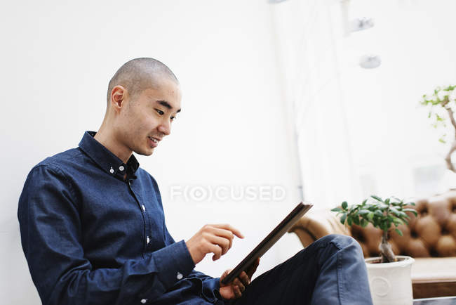 Freelancer usando tablet digital no escritório — Fotografia de Stock