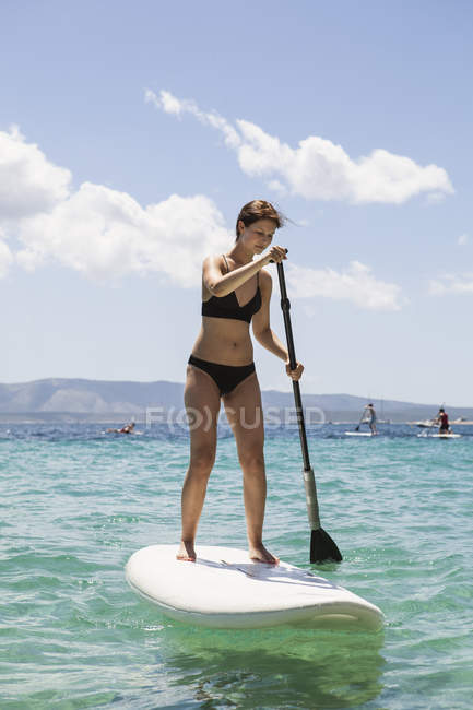 Embarque de raquete de mulher, foco em primeiro plano — Fotografia de Stock