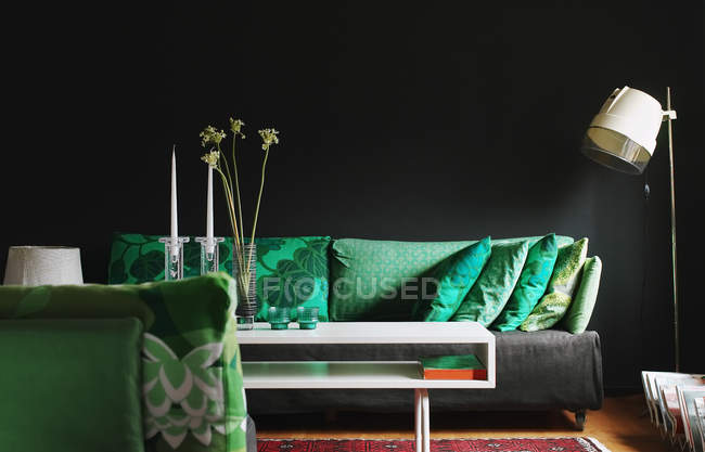 Progettazione di soggiorno moderno con pareti nere — Foto stock