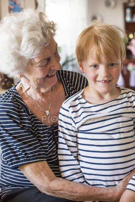 Abuela con nieto sonriendo, enfoque selectivo - foto de stock