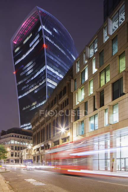 Beleuchteter Wolkenkratzer in London bei Nacht — Stockfoto