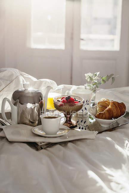 Bandeja de pequeno-almoço na cama, foco seletivo — Fotografia de Stock
