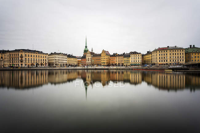 Vista sull'acqua fino allo storico Gamla Stan in Svezia — Foto stock