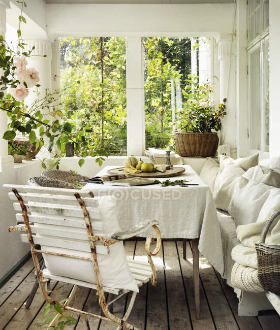 Vista frontale di interni casa con piante in vaso — Foto stock