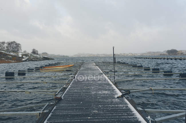 Сніг на пристані під похмуре небо, Blekinge Каунті — стокове фото