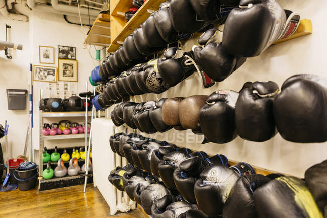 Muro di guanti da boxe, focus selettivo — Foto stock