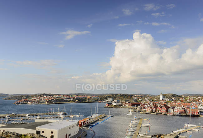 Vista del pueblo pesquero en la costa oeste sueca - foto de stock
