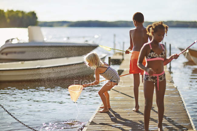 Bambini che pescano sul molo, attenzione selettiva — Foto stock