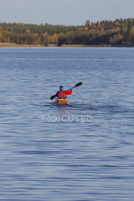Rückansicht eines reifen Mannes beim Kajakfahren in der Ostsee — Stockfoto