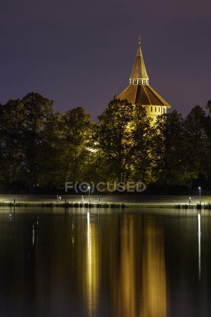 Освітлена будівля, що відображає озеро — стокове фото
