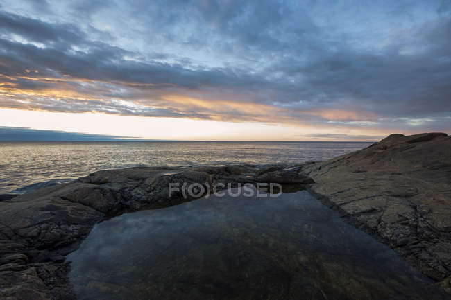 Vista panorámica de la piscina de roca por el mar, scandinavia - foto de stock