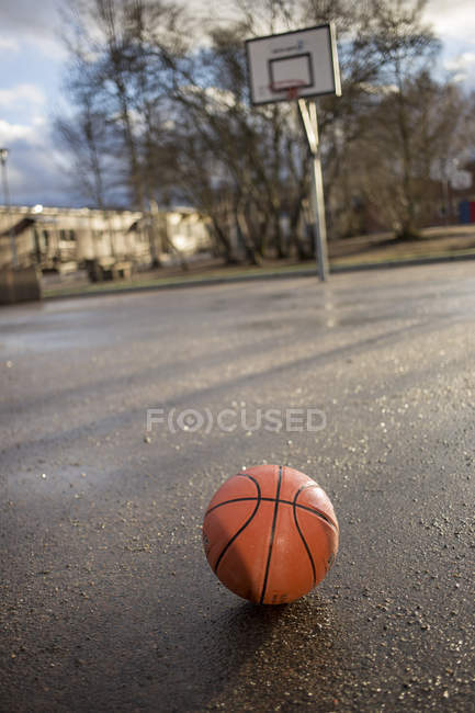 Крупный план баскетбола на асфальте, селективная фокусировка — стоковое фото
