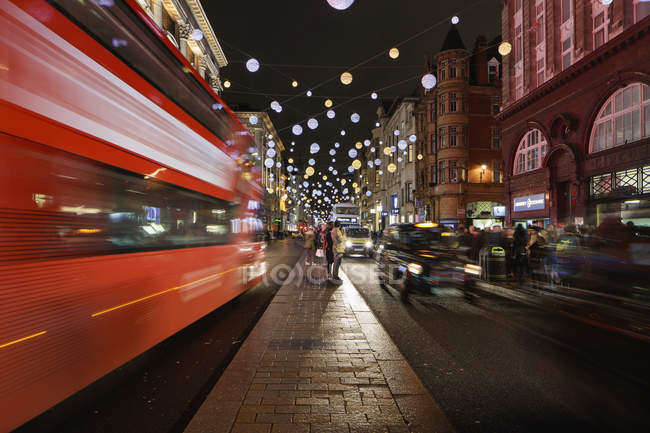 Рождественские украшения в Лондоне ночью — стоковое фото