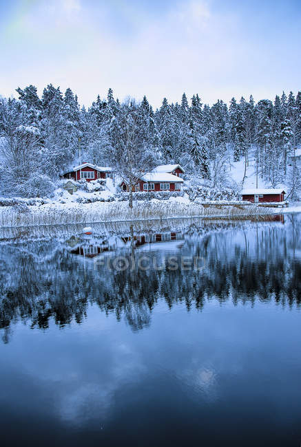 Живописный вид на озеро и внешний вид зданий зимой — стоковое фото