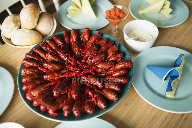 Vista de alto ângulo de lagostim fresco na placa — Fotografia de Stock