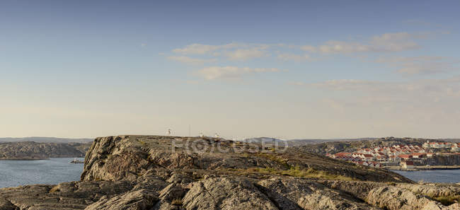 Veduta della formazione rocciosa della costa occidentale svedese e della città sullo sfondo — Foto stock