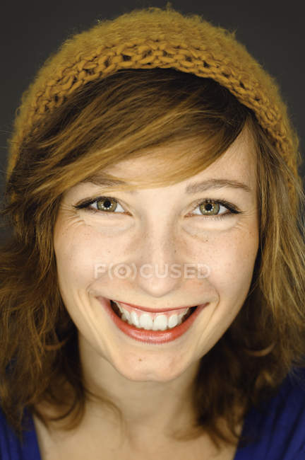 Портрет усміхненої молодої жінки, фокус на передньому плані — стокове фото