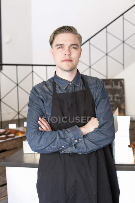 Porträt der jungen Bäckerin, Fokus auf den Vordergrund — Stockfoto