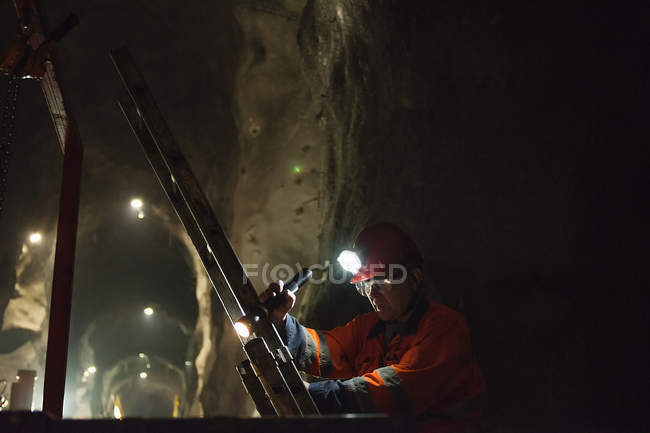 Mineur travaillant sous terre, se concentrer sur l'avant-plan — Photo de stock