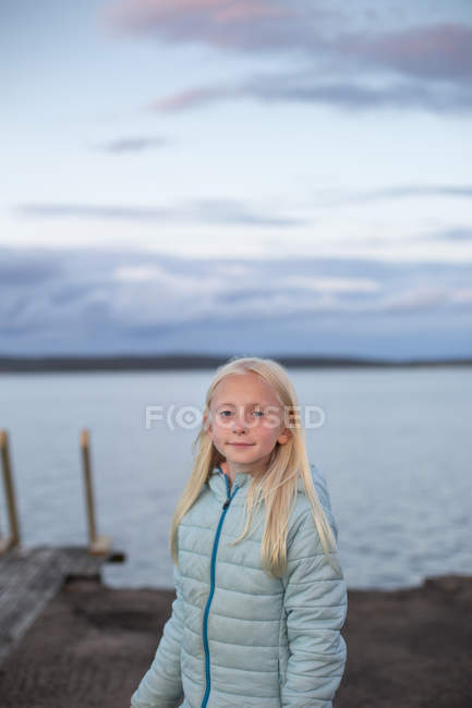 Retrato de menina com cabelo loiro na frente do lago — Fotografia de Stock
