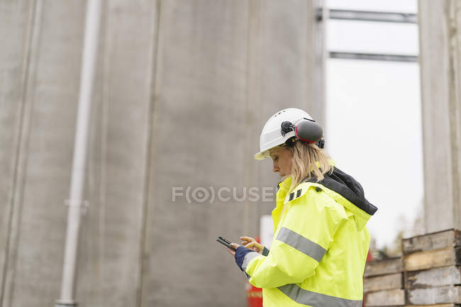 Ingénieur en vêtements de travail protecteurs travaillant sur chantier — Photo de stock