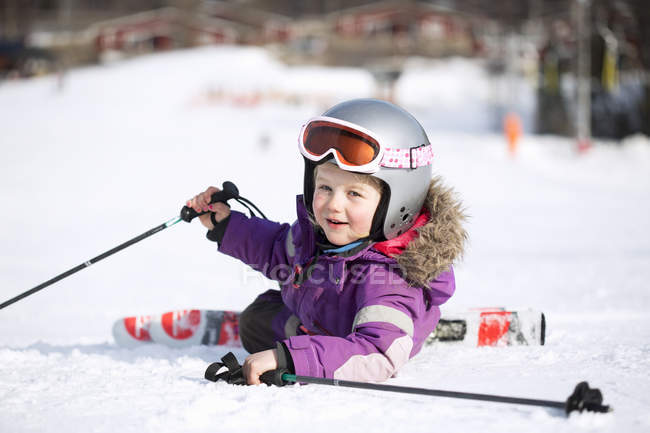 Молода дівчина впала на лижі, вибірковий фокус — стокове фото