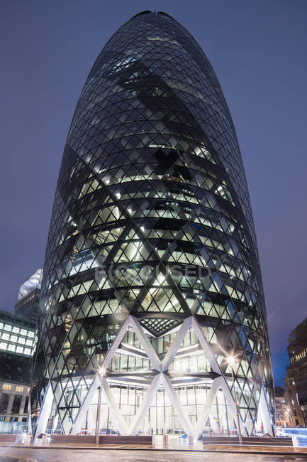 Edificio Sir Norman Foster en la ciudad de Londres por la noche - foto de stock