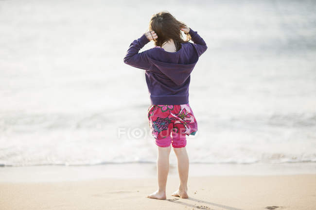 Ragazza in piedi sulla spiaggia di Alantejo, Portogallo — Foto stock