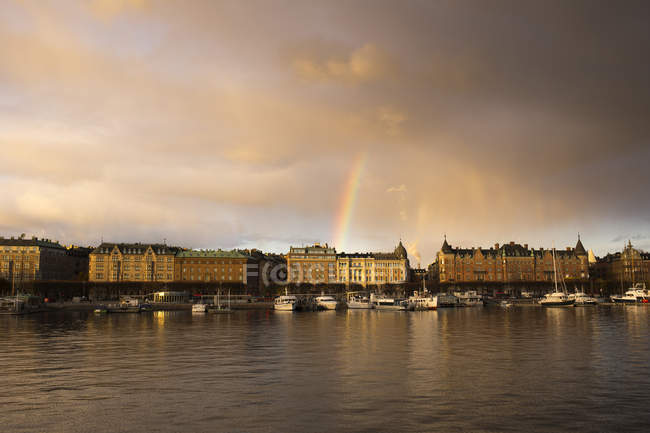 Boote auf dem Fluss nach Gebäuden, Kreis Stockholm — Stockfoto