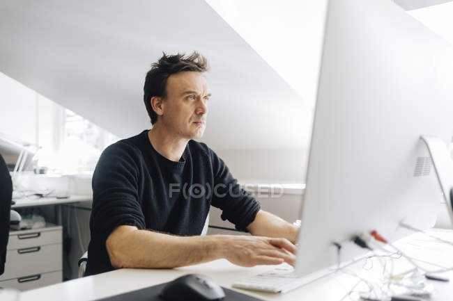 Hombre escribiendo en el ordenador, enfoque selectivo - foto de stock