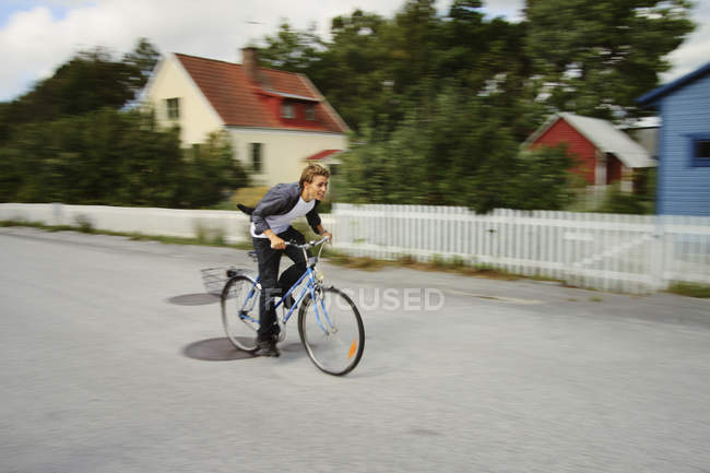 Молодий чоловік їде на велосипеді, вибірковий фокус — стокове фото