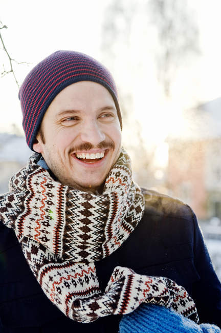 Porträt eines lächelnden Mannes mit Schal, selektiver Fokus — Stockfoto