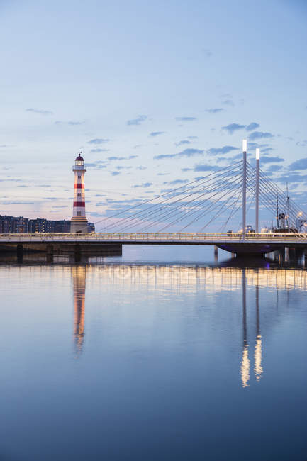 Ponte suspensa iluminada e farol, Suécia — Fotografia de Stock