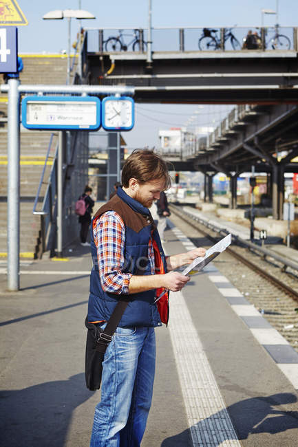 Uomo guardando la mappa alla stazione ferroviaria di Berlino — Foto stock