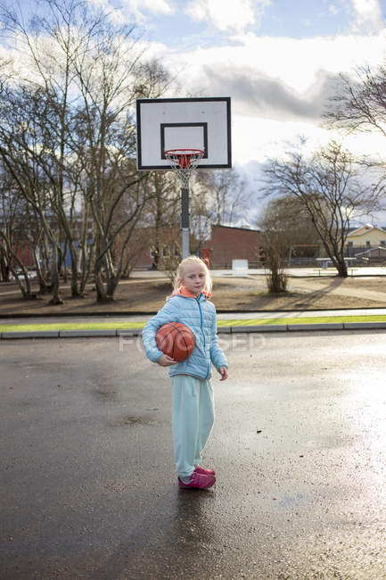 Retrato de menina jogando basquete, foco seletivo — Fotografia de Stock