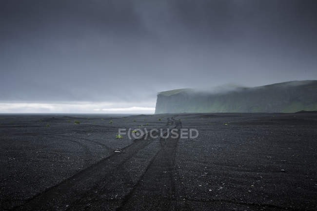 Schotterpiste in Island gegen Gewitterwolken — Stockfoto