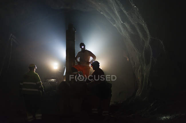 Mineros trabajando bajo tierra, enfoque selectivo - foto de stock