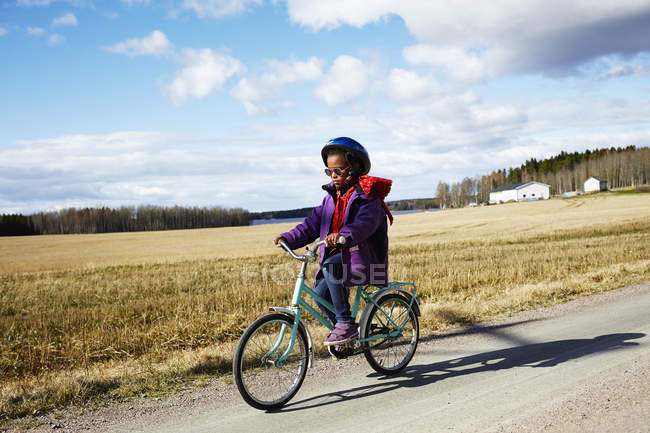 Chica ciclismo en el campo, enfoque selectivo - foto de stock