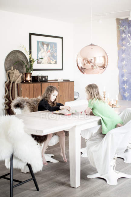 Ragazze che giocano a gioco da tavolo in soggiorno — Foto stock