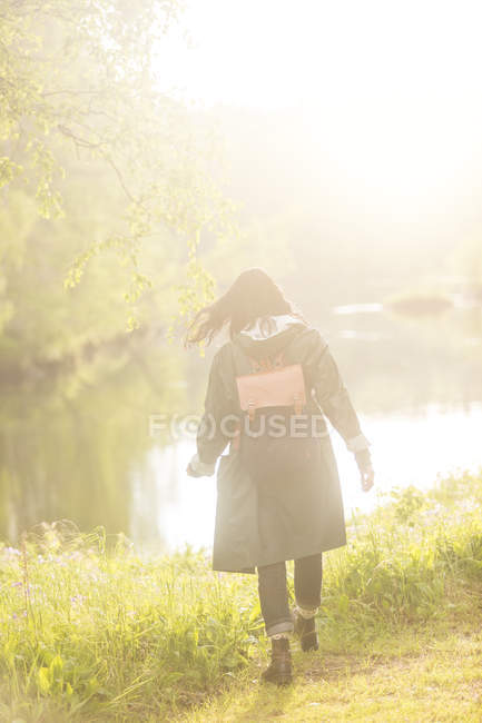 Mujer caminando en el campo, enfoque selectivo - foto de stock