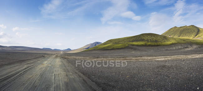 Estrada de terra sob céu azul, Islândia — Fotografia de Stock