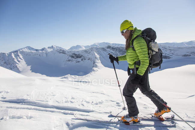 Вид сбоку на женщину, катающуюся на лыжах — стоковое фото