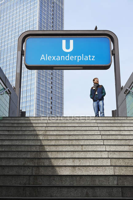 Homme debout à l'entrée souterraine de l'Alexanderplatz à Berlin — Photo de stock