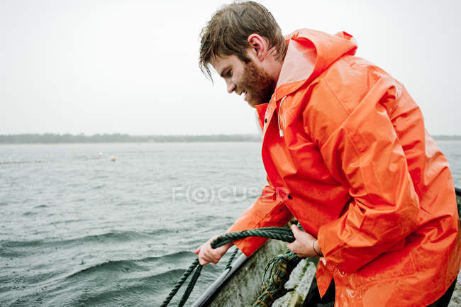 Риболовля людини в морі, фокус на передньому плані — стокове фото
