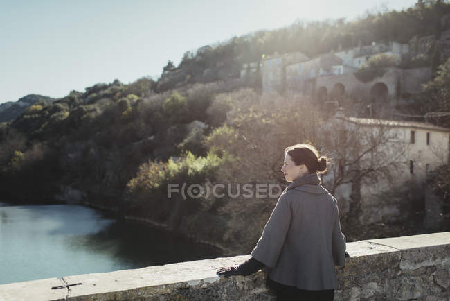 Jeune femme en vue, France — Photo de stock
