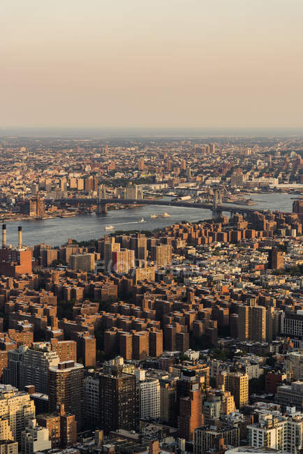 Vista de ángulo alto del paisaje urbano de la ciudad de Nueva York - foto de stock