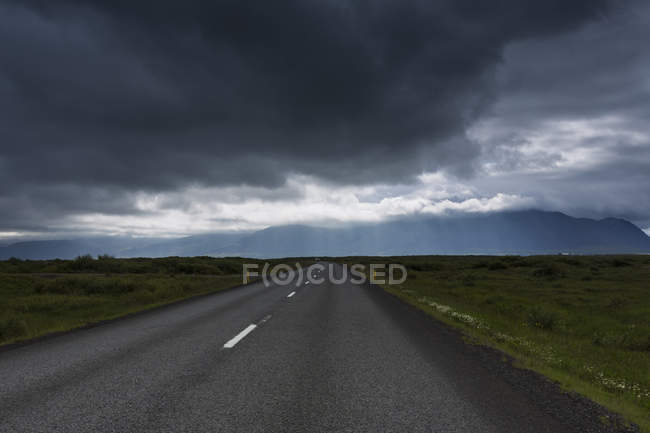 Vista panorâmica da estrada rural na Islândia — Fotografia de Stock