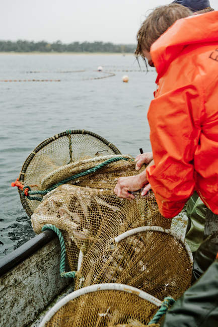 Homem pescando em mar baltico, foco em primeiro plano — Fotografia de Stock